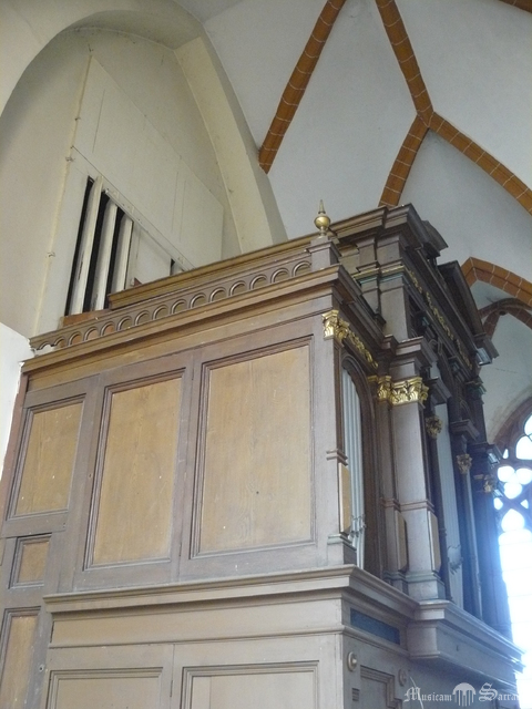Szafa organowa wraz z szafą ekspresyjną zabudowaną w ścianie