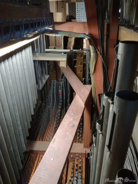 Wnętrze szafy organowej: na dole sekcja manuału I, po lewej Dzwony, na drugim planie sekcja pedału