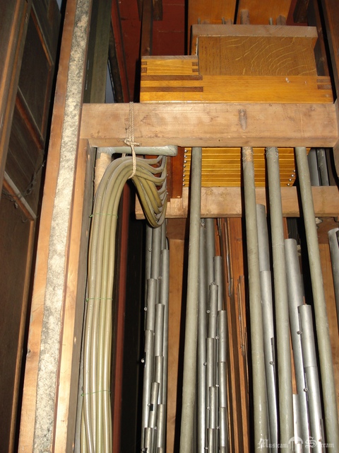 Fragment wnętrza szafy organowej