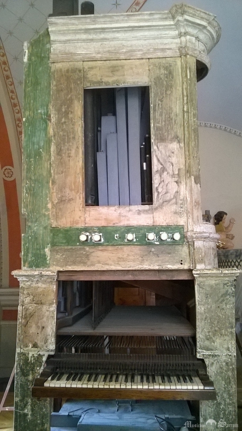Szafa organowa w trakcie remontu (czerwiec 2014 r.)
