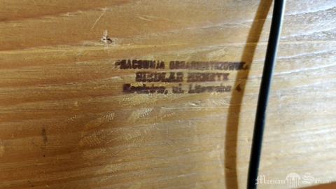 Pieczątka wykonawcy przebudowy wewnątrz stołu gry