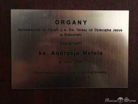 Tabliczka upamiętniająca montaż organów