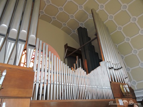 Widok prospektu i wnętrza organów z chóru muzycznego
