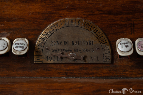 Sygnatura budowniczego na wskaźniku crescendo