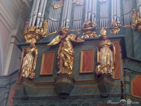 Relikty XVII-wiecznego pozytywu w balustradzie chóru muzycznego