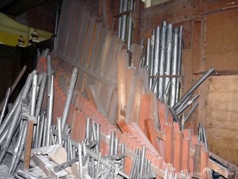 Zdewastowane wnętrze instrumentu