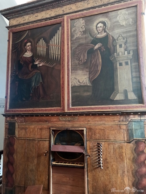 Ogólny widok instrumentu przy zamkniętych skrzydłach prospektu (na obrazach św. Cecylia oraz św. Barbara)