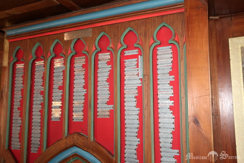 Tabliczki fundacyjne na fragmencie starej szafy organowej