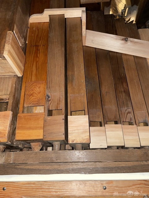 Naprawione i zrekonstruowane piszczałki drewniane