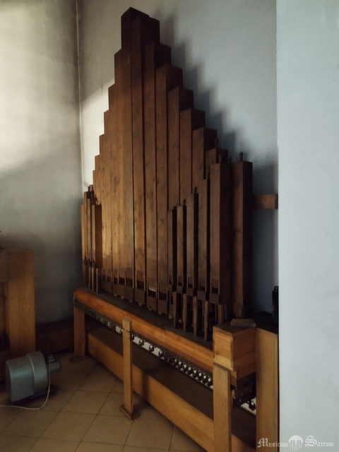 Wnętrze szafy organowej