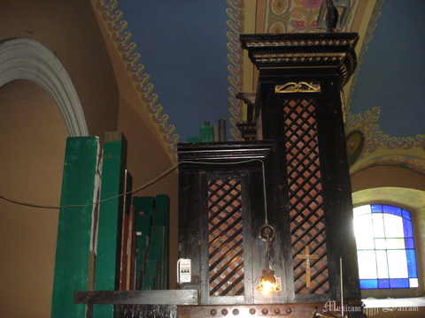 Bok szafy organowej (po prawej stronie - pierwotna część z 1848 r., po lewej stronie - piszczałki dobudowanej sekcji pedału)