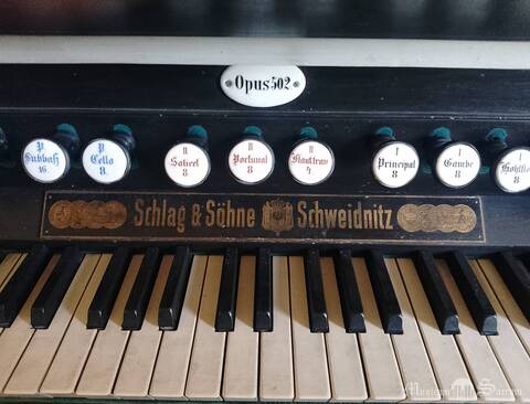 Tabliczka firmowa i numer opus