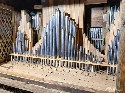 Piszczałki w trakcie remontu