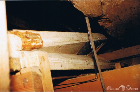 Miech klinowy palarelny pod podłogą chóru (Fot. P. Lewko, 1993)