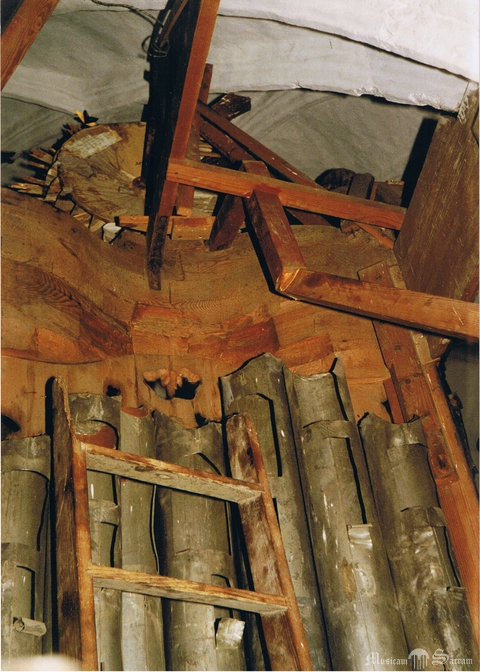 Mechanizm cymbelsternu w prospekcie (Fot. P. Lewko, 1993)