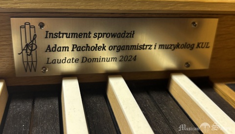Tabliczka informująca o montażu