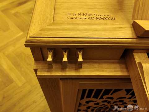 Manubria i sygnatura budowniczych