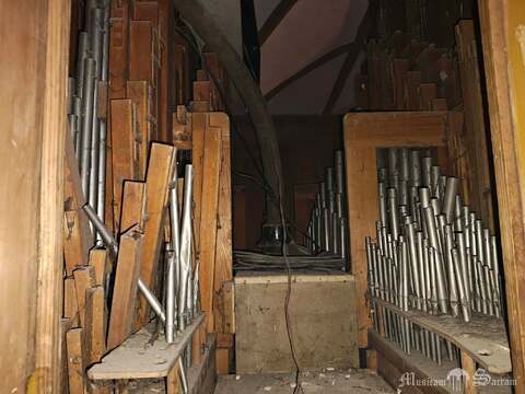 Zdewastowane wnętrze instrumentu