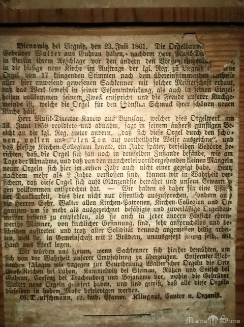 Wklejka upamiętniająca budowę instrumentu wewnątrz szafy organowej