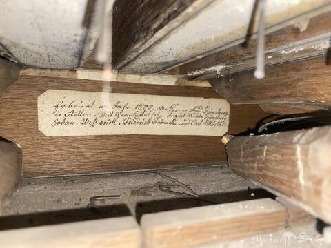 Wklejka w komorze klapowej wiatrownicy manuału