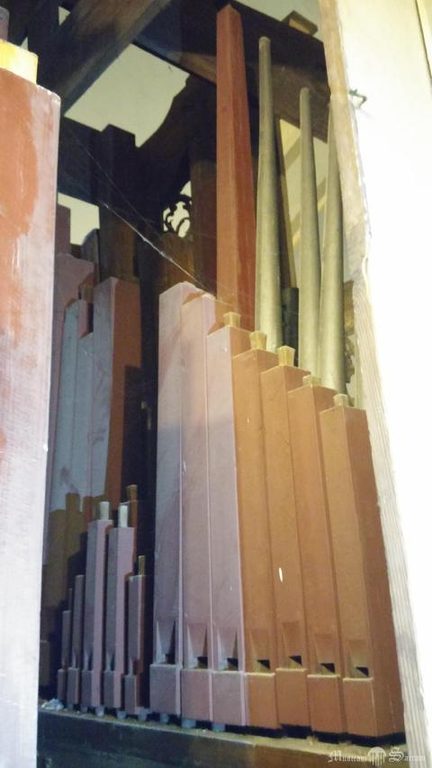 Fragment wnętrza szafy organowej - widoczne piszczałki głosów Flaut maior oraz Gemshorn na wiatrownicy manuału