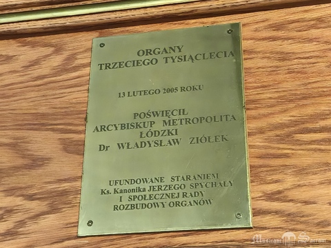 Tabliczka upamiętniająca poświęcenie organów