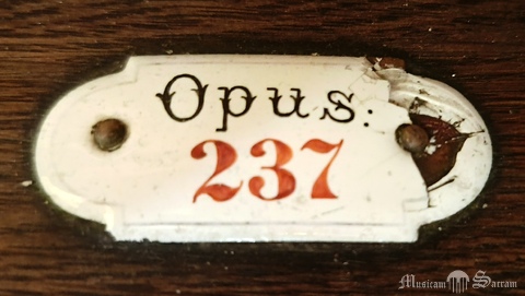Tabliczka z numerem opus