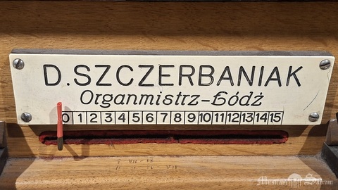 Sygnatura budowniczego na wskaźniku crescendo