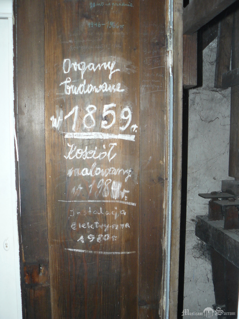 Inskrypcje na drzwiach szafy organowej