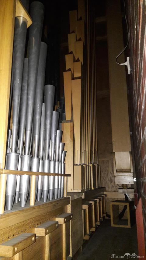 Wnętrze lewej szafy; widoczne głosy Trompete 8’ oraz Fagot 16’