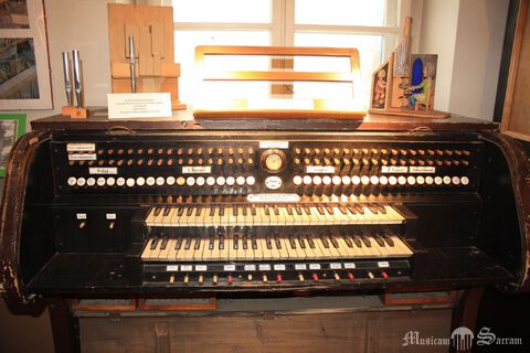 Oryginalny stół gry w Muzeum Organów Śląskich