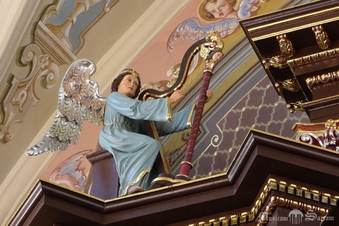 Detal prospektu – anioł grający na harfie