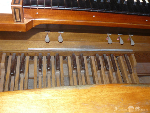 Klawiatura pedałowa i dźwignie nożne