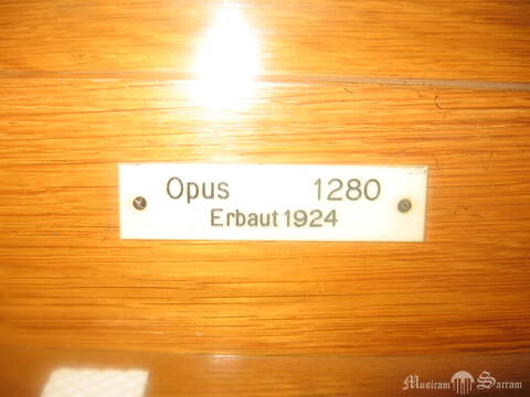 Tabliczka z datą budowy i numerem opus