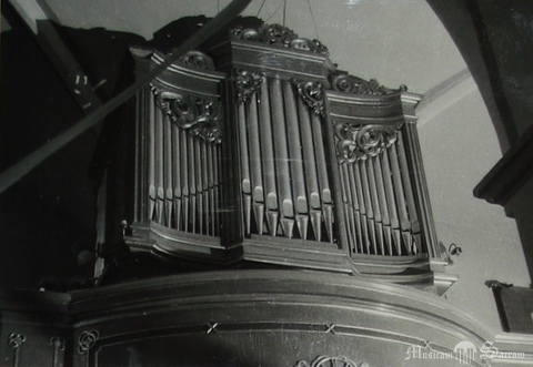 Organy przed przeniesieniem na boczną część chóru muzycznego (fotografia z 1985 r.)
