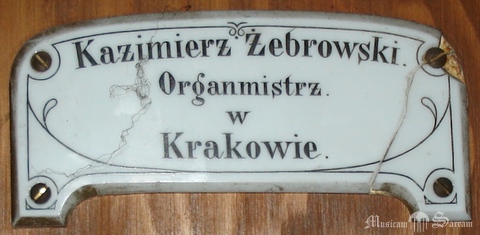Tabliczka firmowa (pozostałość po organach K. Żebrowskiego z lat 1913-1914)