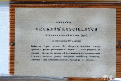 Przedruk reklamy organmistrza umieszczony na szafie organowej